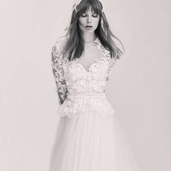 Vestido de novia corto con bordados y falda plisada de la Colección Bridal 2017 de Elie Saab