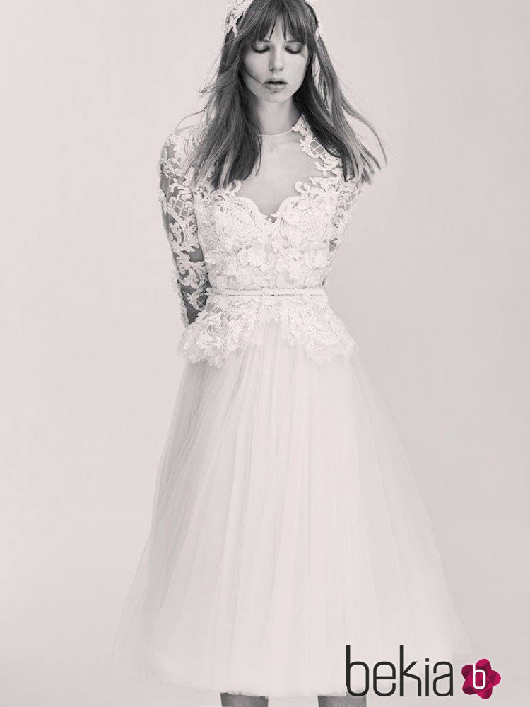 Vestido de novia corto con bordados y falda plisada de la Colección Bridal 2017 de Elie Saab