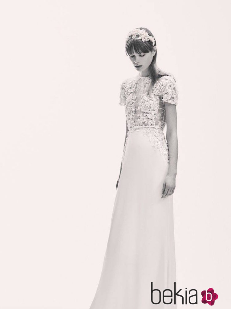 Vestido de novia con top bordado y falda lisa de la Colección Bridal 2017 de Elie Saab