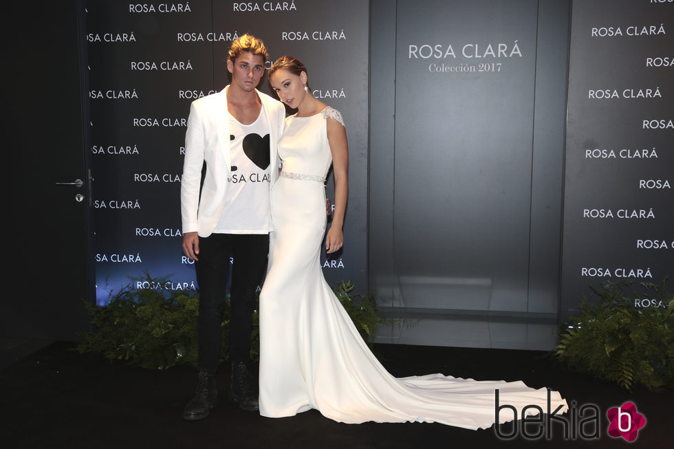 Alexis Ren y Jay Alvarrez en la presentación de Rosa Clará en la Barcelona Bridal Fashion Week 2016