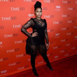 Nicki minaj con vestido corto de encajes trasnparentes en la fiesta de la revista time
