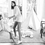 La modelo Alessandra Ambrosio junto a su hija en la campaña Mother's Day 2016 Michael Kors