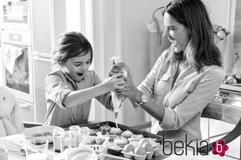 Alessandra Ambrosio en la campaña Mother's Day 2016 Michael Kors junto a su hija
