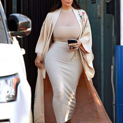 Kim Kardashian con blusa de transparencias, falda señida y abrigo tipo kimono