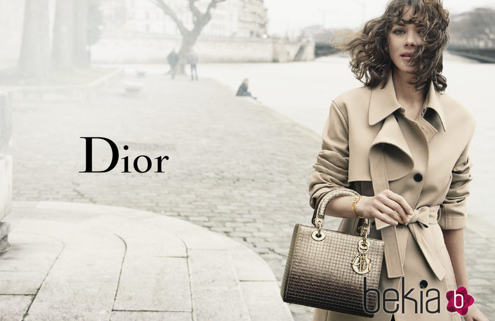 Marion Cotillard con el bolso metalizado Lady Dior 2016