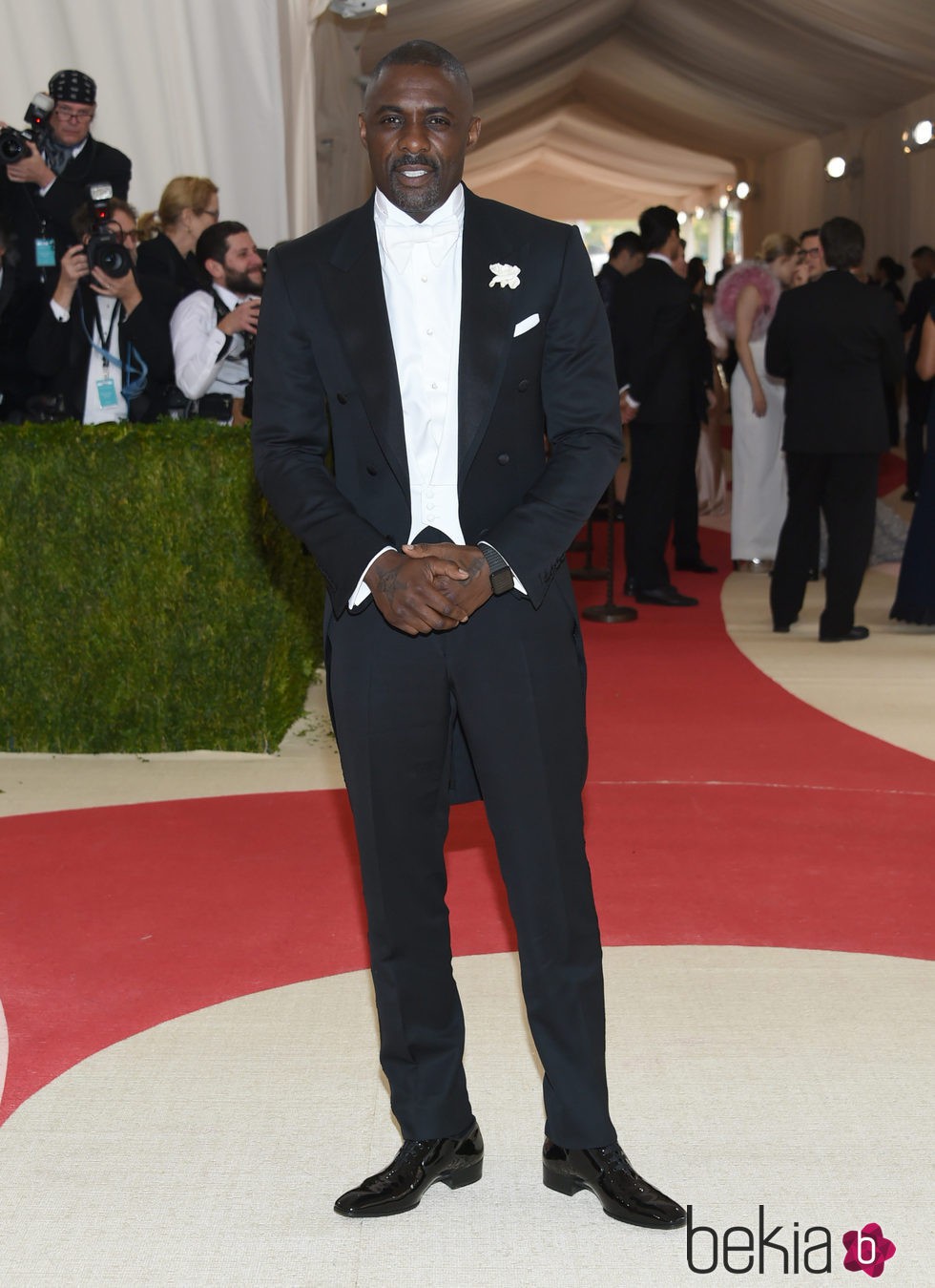 Idris Elba en la alfombra roja de la Gala Met 2016