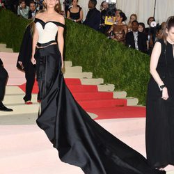 Emma Watson en la alfombra roja de la Gala Met 2016