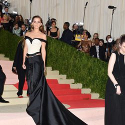Emma Watson en la alfombra roja de la Gala Met 2016
