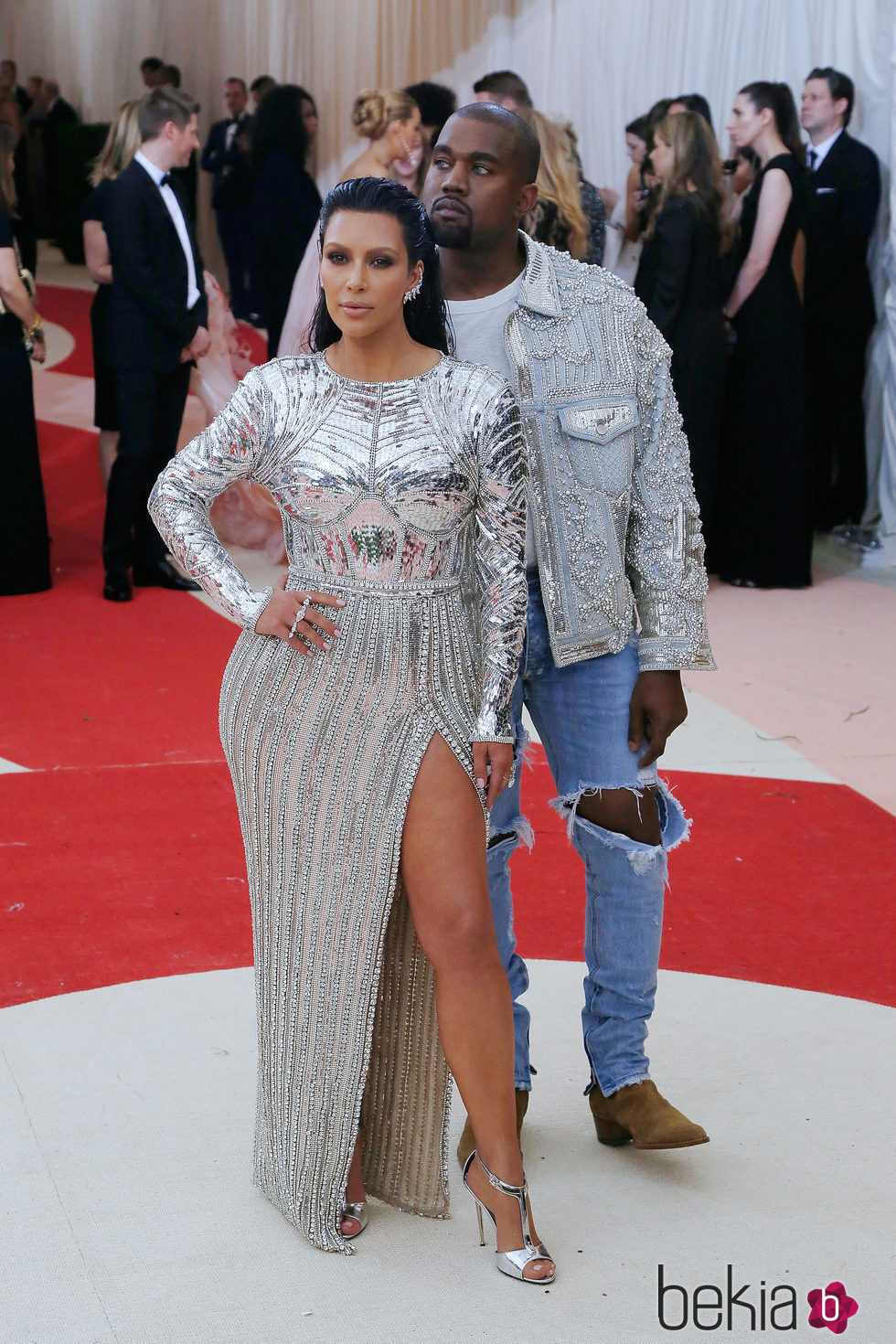 Kim Kardashian y Kanye West en la alfombra roja de la Gala Met 2016
