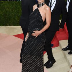 Olivia Wilde luciendo embarazo en la Gala del MET 2016 con un vestido de Michael Kors