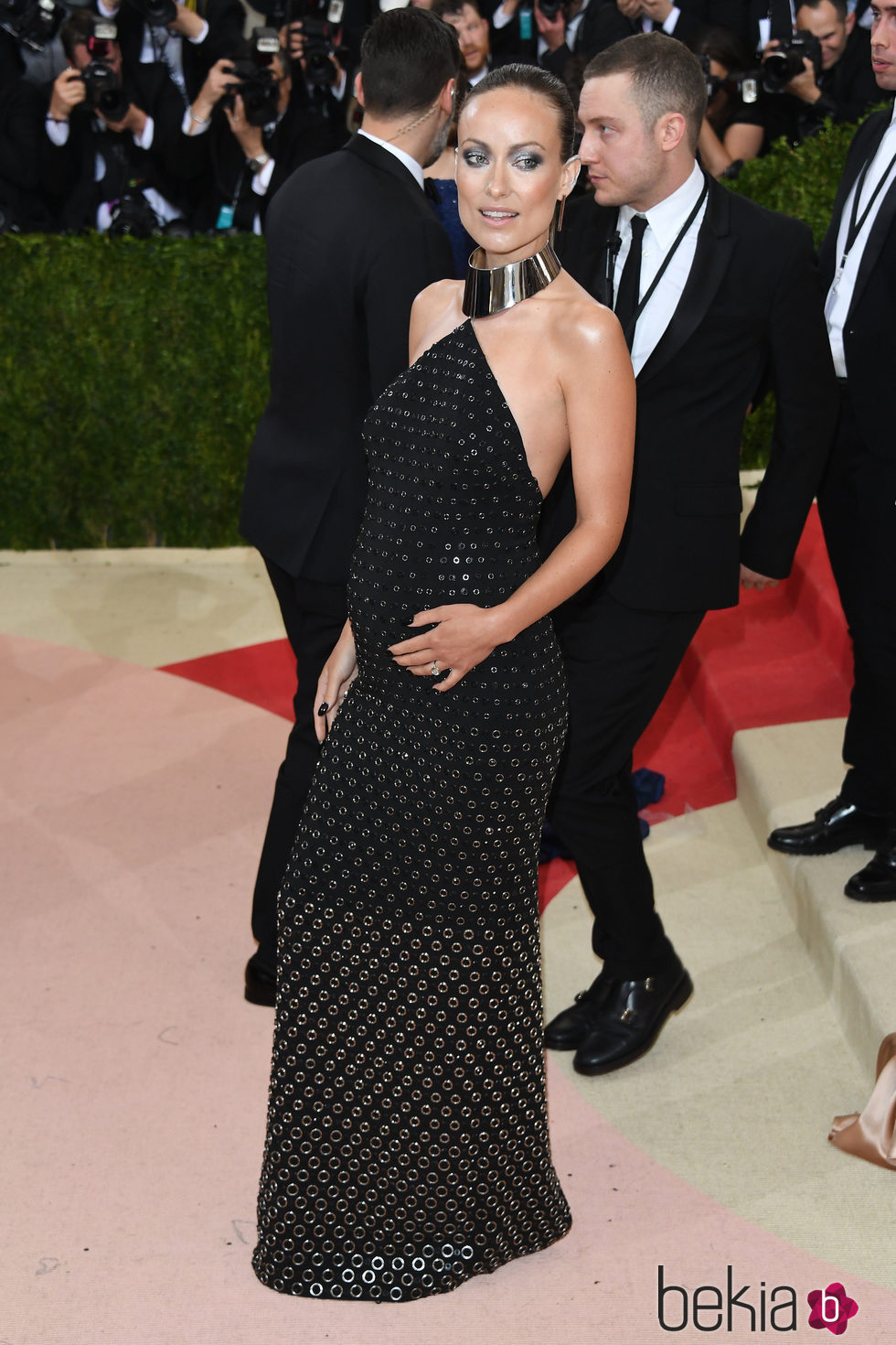 Olivia Wilde luciendo embarazo en la Gala del MET 2016 con un vestido de Michael Kors