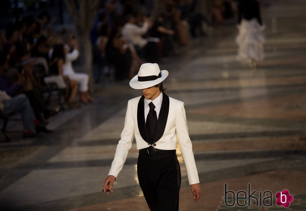 Modelo desfilando para la colección Crucero 2017 de Chanel en Cuba