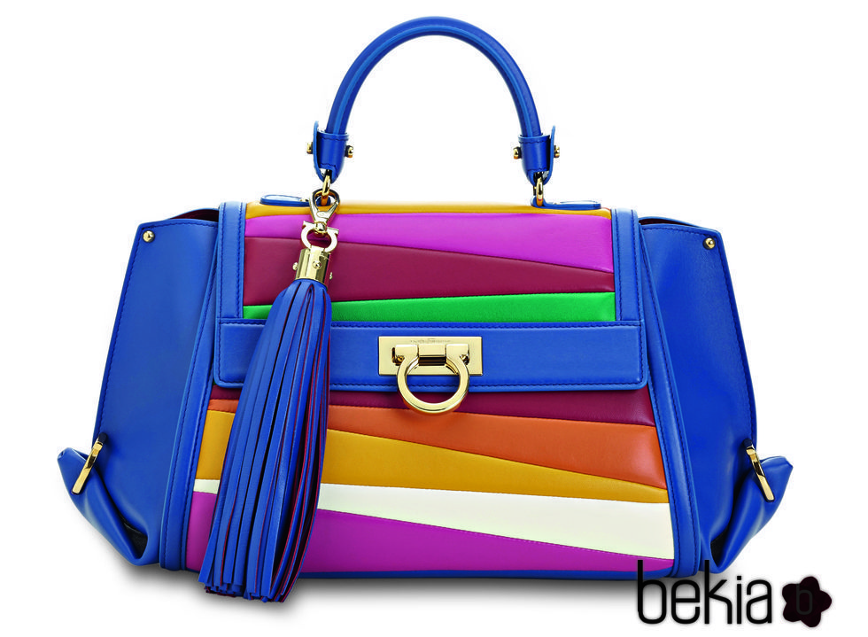 Bolso azul con colores de la colección de Sara Batagglia para Salvatore Ferragamo