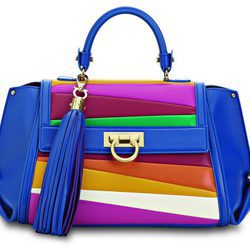 Bolso azul con colores de la colección de Sara Batagglia para Salvatore Ferragamo