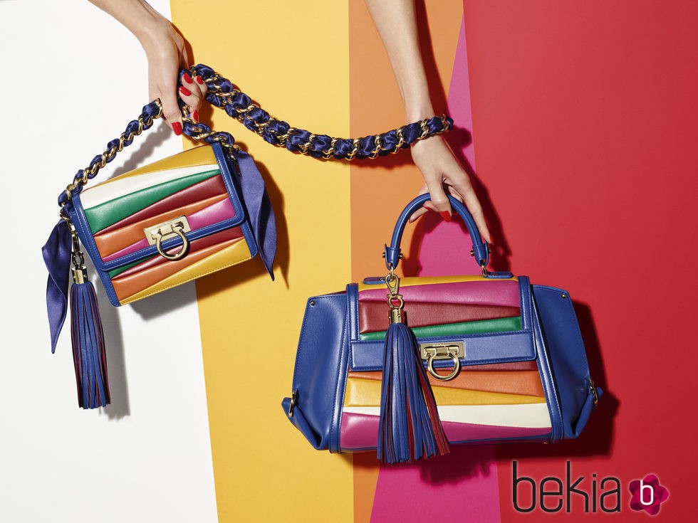 Pieza promocional bolsos de colores de la colección de Sara Batagglia para Salvatore Ferragamo