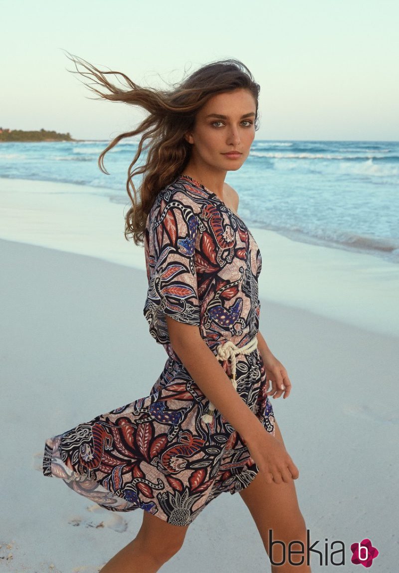Andreaa Diaconu con un vestido estampado tropical para la nueva colección de H&M