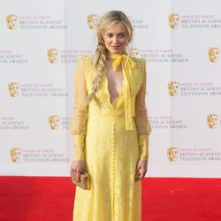 Fearne Cotton en los Premios BAFTA TV 2016 con un vestido amarillo