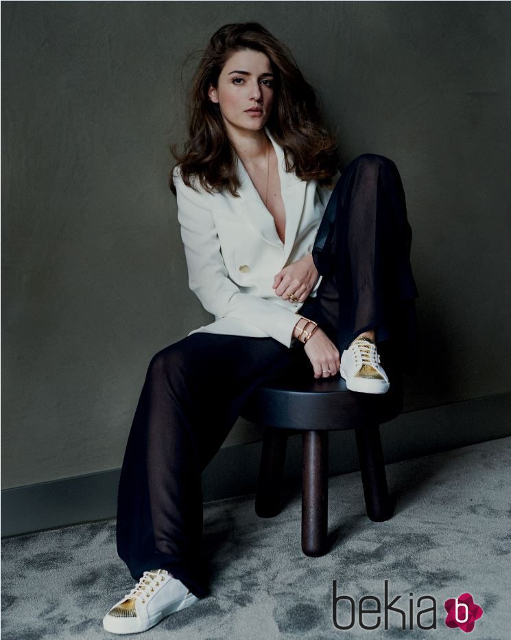 Look con blazer blanco y pantalón oscuro de Superga colección primavera/verano 2016 con Eleonora Carisi