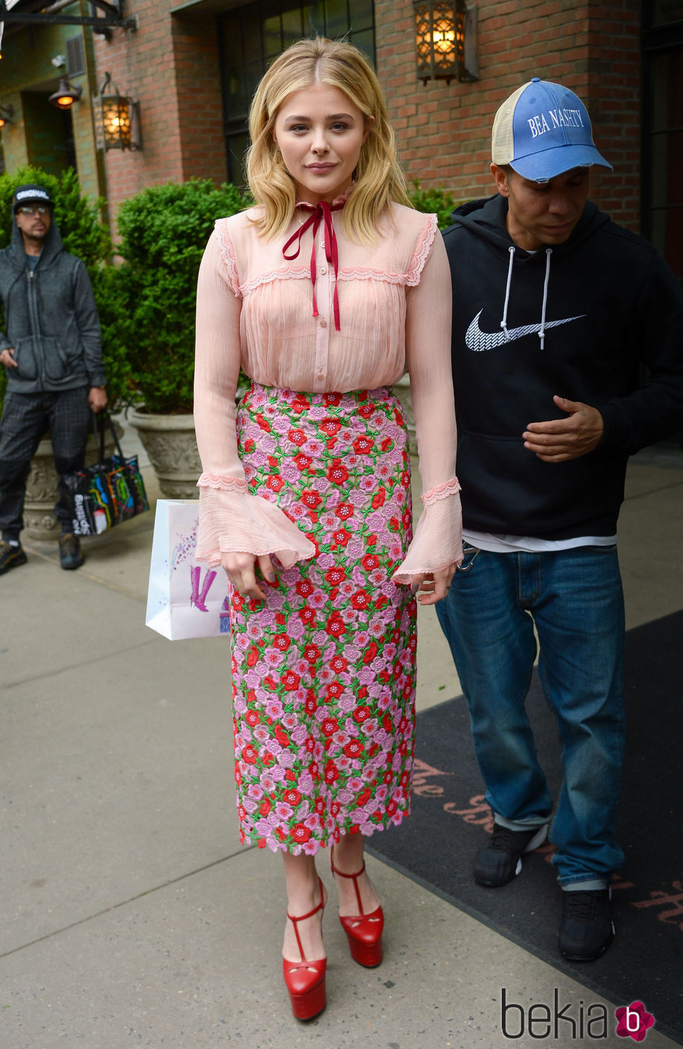 Chloe Grace Moretz con un look retro floreado en Nueva York