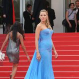 Blake Lively luce embarazo con un vestido de Atelier Versace azul con larguísima cola en Cannes 2016