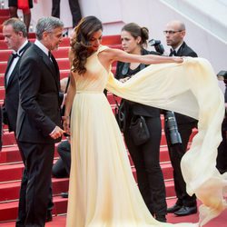 Amal Clooney con vestido amarillo de Versace en la premier de Monster money en Cannes 2016