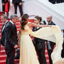Amal Clooney con vestido amarillo de Versace en la premier de Monster money en Cannes 2016