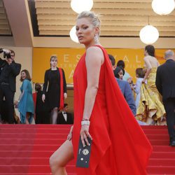 Kate Moss en vestido rojo de Halston Heritage en la premier de 'Loving' en Cannes 2016