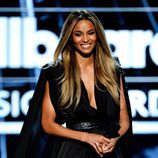 Ciara con un vestido terciopelo negro en los Billboard Awards 2016