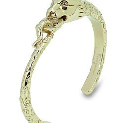pulsera dorada con broche de jaguar de los complementos de la colección otoño 2016 de Salvatore Ferragamo