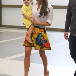 Vcitoria Beckham y su hija Harper Seven en el aeropuerto de Los Ángeles