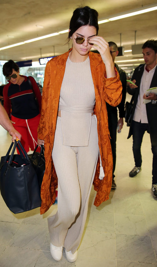 Kendall Jenner en el aeropuerto de Niza rumbo a Cannes 2016