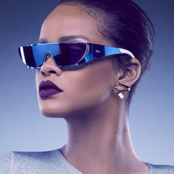 Look de Rihanna con gafas azules metalizadas de la Colección de gafas de sol 'Rihanna' de Rihanna para Dior