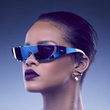 Look de Rihanna con gafas azules metalizadas de la Colección de gafas de sol 'Rihanna' de Rihanna para Dior