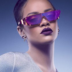 Look de Rihanna con gafas moradas de la Colección de gafas de sol 'Rihanna' de Rihanna para Dior