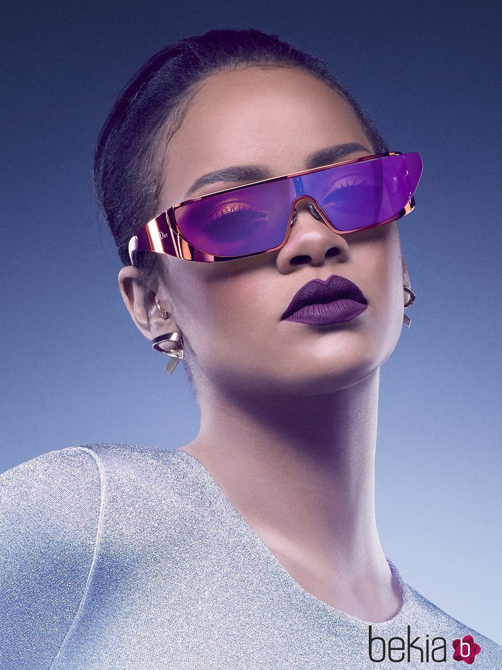 Look de Rihanna con gafas moradas de la Colección de gafas de sol 'Rihanna' de Rihanna para Dior