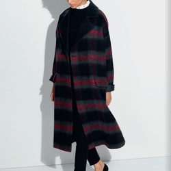 Abrigo de lana con rayas en gris, negro y rojo de la colección otoño/invierno 2016/2017 de Etam