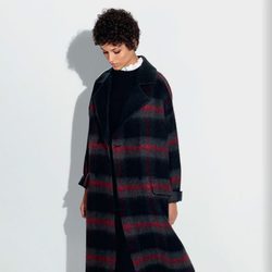 Abrigo de lana con rayas en gris, negro y rojo de la colección otoño/invierno 2016/2017 de Etam
