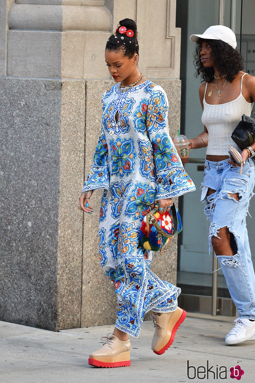 Rihanna con una túnica print geométrica