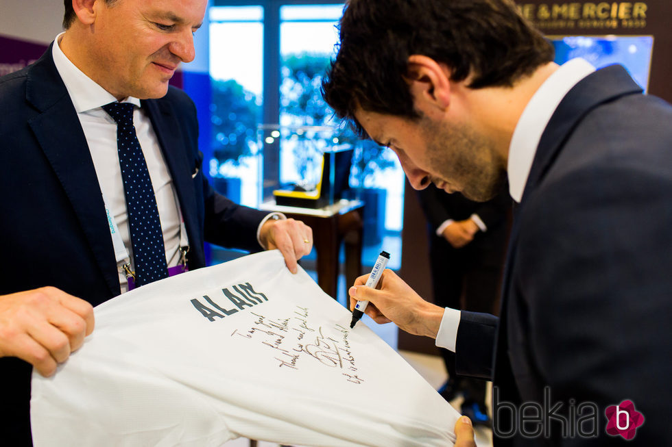 Esteban Granero firmando una camiseta en el evento promocional de relojes Baume&Mercier
