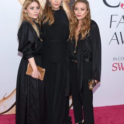Elizabeth, Ashley y Mary-Kate Olsen en la alfombra roja de los Premios CFDA Fashion 2016