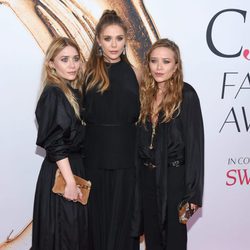 Elizabeth, Ashley y Mary-Kate Olsen en la alfombra roja de los Premios CFDA Fashion 2016