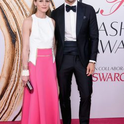 Olivia Palermo y Johannes Huebl en la alfombra roja de los Premios CFDA Fashion 2016