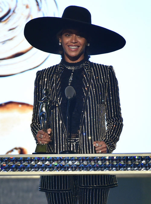 Beyoncé recoge su galardón a 'Icono de la moda' en los Premios CFDA Fashion 2016