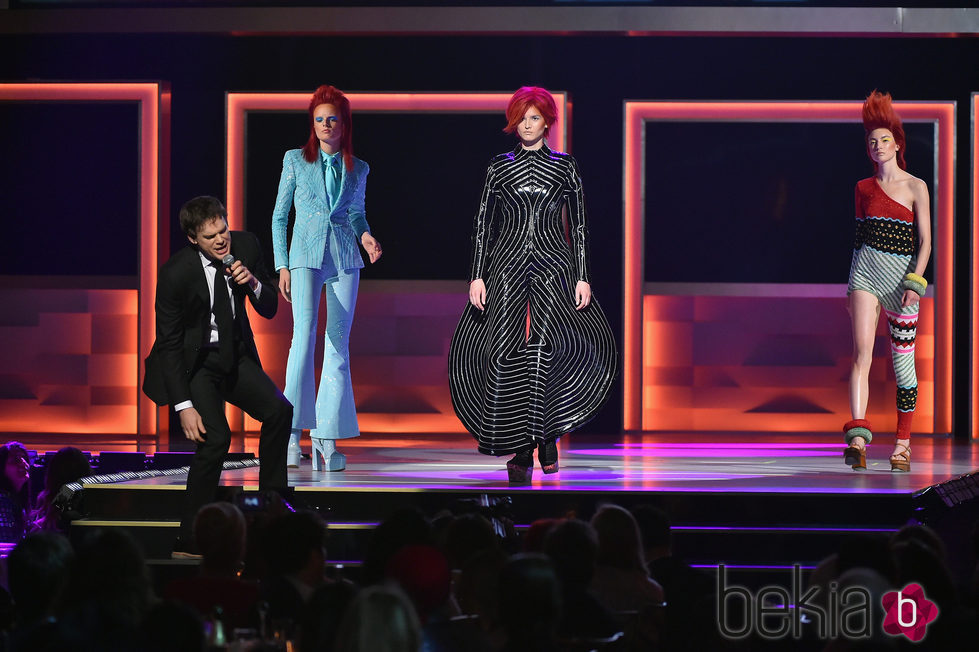 Michael C Hall rinde tributo a David Bowie en los Premios CFDA Fashion 2016