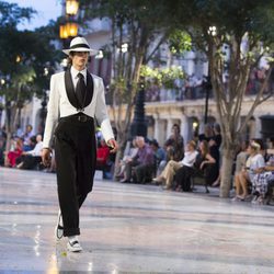 Modelo con traje bicolor en estilo habanero de Chanel en el desfile Crucero 2017