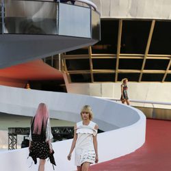 Modelos con un vestido geométrico en blanco de Louis Vuitton en el desfile Crucero 2017