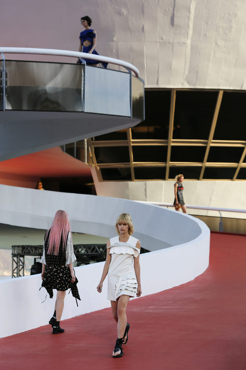 Modelos con un vestido geométrico en blanco de Louis Vuitton en el desfile Crucero 2017