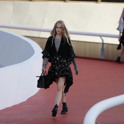 Modelos con un conjunto con pedrería en negro de Louis Vuitton en el desfile Crucero 2017