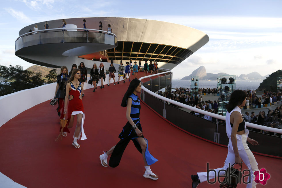Carrusel desfilando para  Louis Vuitton en el desfile Crucero 2017