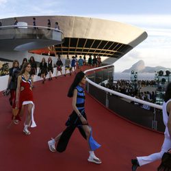 Carrusel desfilando para  Louis Vuitton en el desfile Crucero 2017